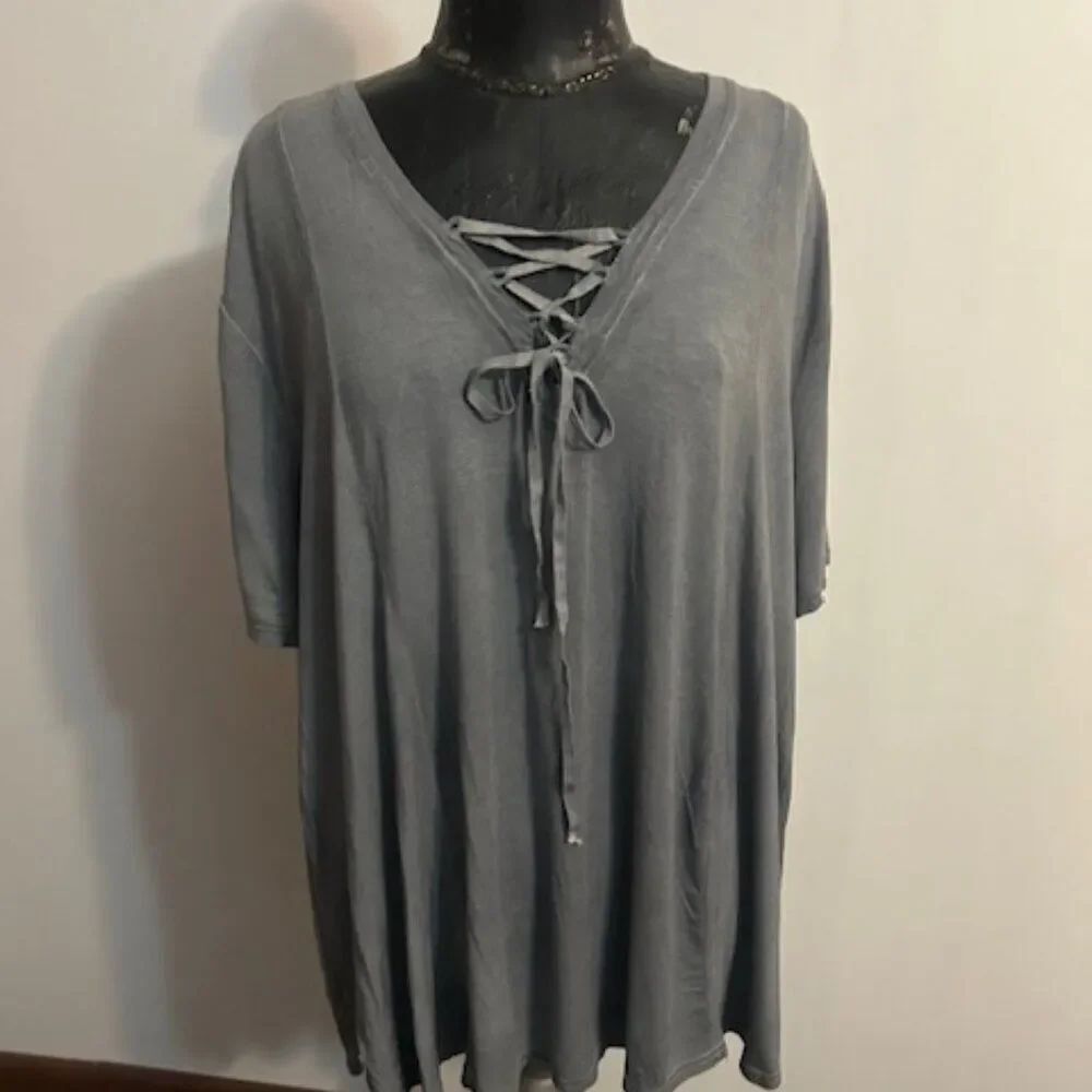 Umgee Gray V-Neck  Lace-up tunic, size 2XL